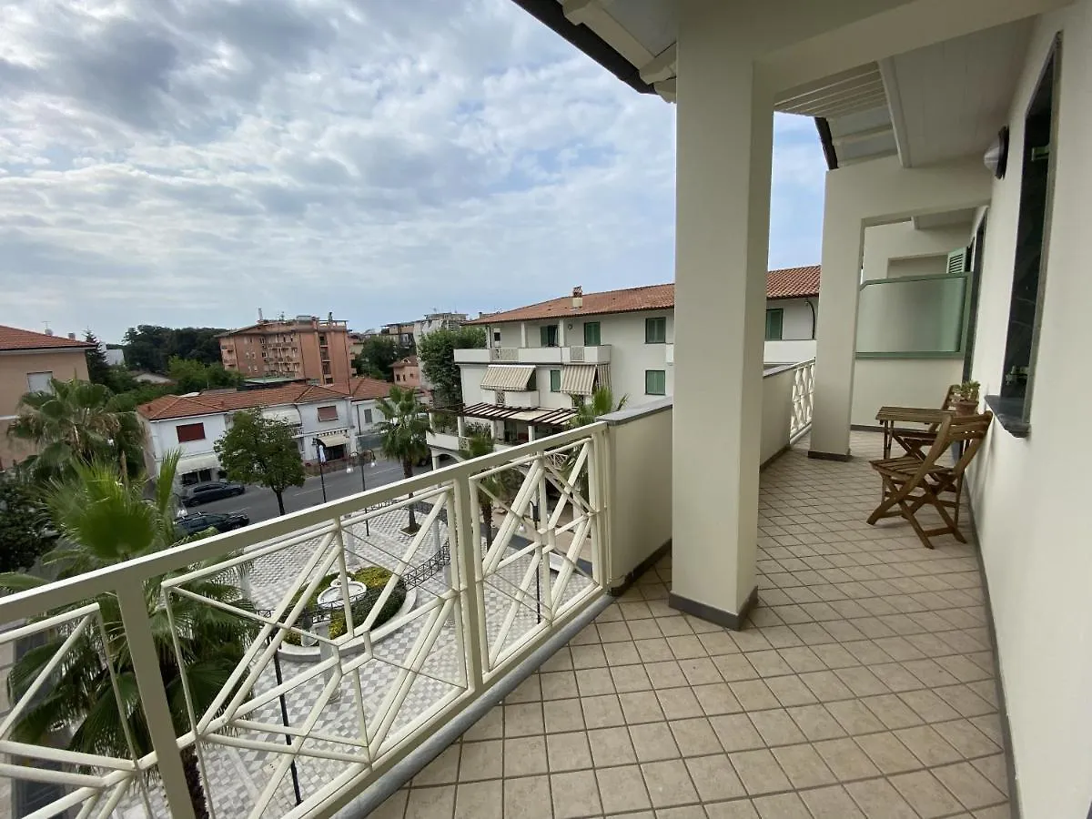 Orange Apartment Marina di Massa Italy