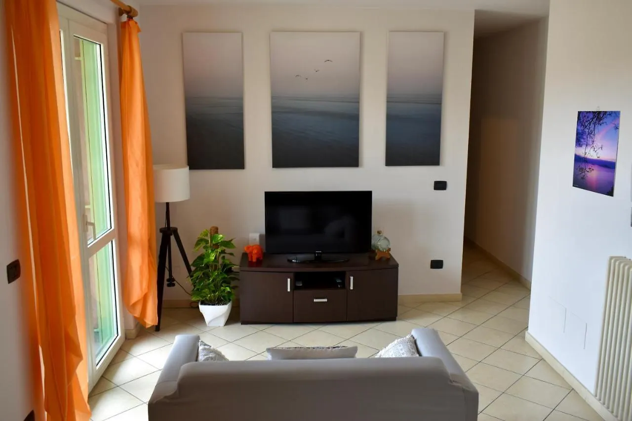 Orange Apartment Marina di Massa Italy